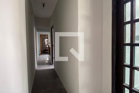 Corredor de casa à venda com 3 quartos, 250m² em Bussocaba, Osasco