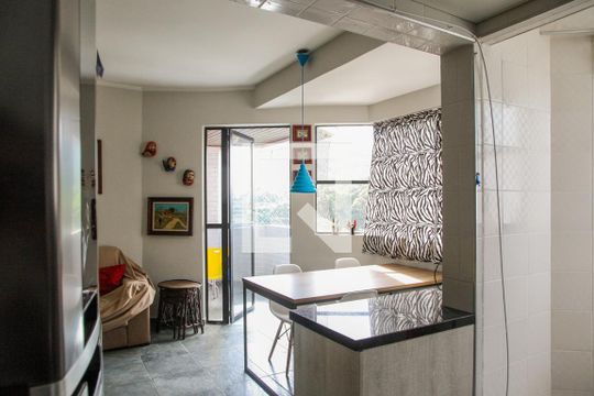 Sala/Cozinha de apartamento para alugar com 2 quartos, 66m² em Jardim Las Palmas, Guarujá