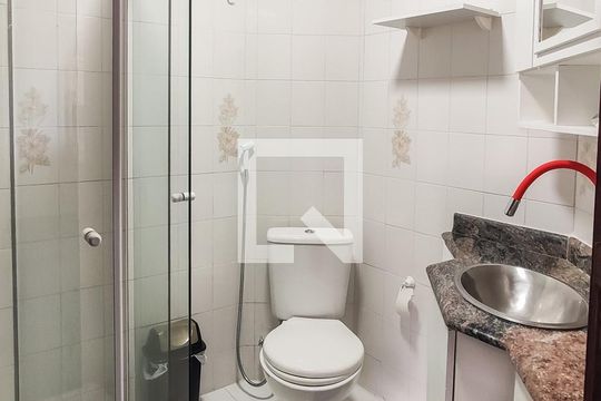 Banheiro de apartamento para alugar com 2 quartos, 66m² em Jardim Las Palmas, Guarujá