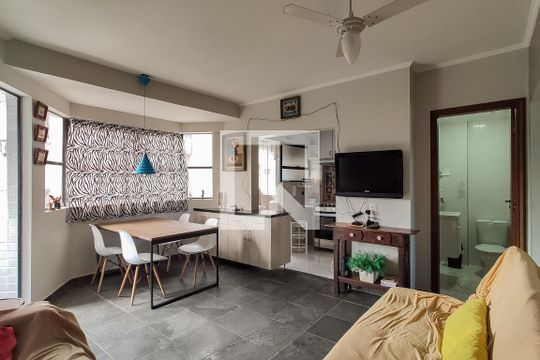 Apartamento para alugar com 2 quartos, 66m² em Jardim Las Palmas, Guarujá