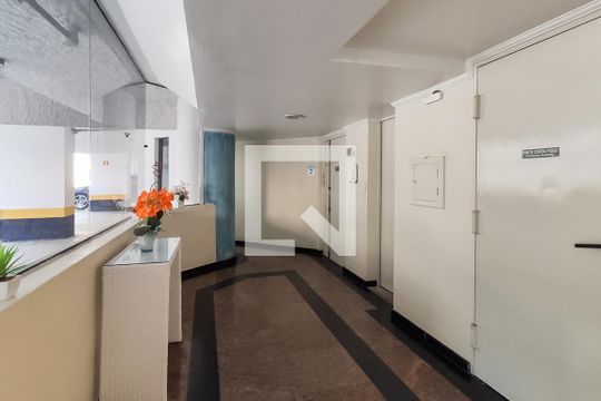 Hall de apartamento para alugar com 2 quartos, 66m² em Jardim Las Palmas, Guarujá