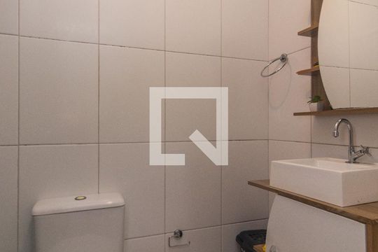 Banheiro de casa de condomínio para alugar com 2 quartos, 125m² em Olaria, Canoas