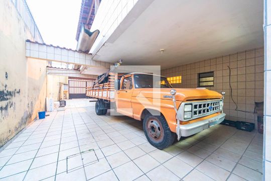 Garagem de casa à venda com 3 quartos, 326m² em Utinga, Santo André