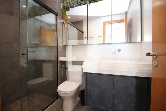 Banheiro de kitnet/studio para alugar com 1 quarto, 35m² em Norte (águas Claras), Brasília