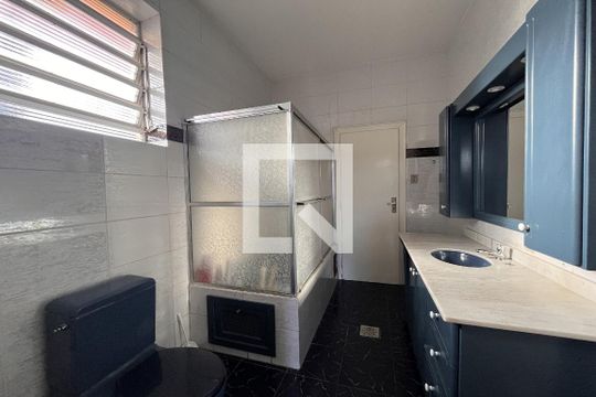 Banheiro reversível de casa à venda com 4 quartos, 1950m² em Cristal, Porto Alegre