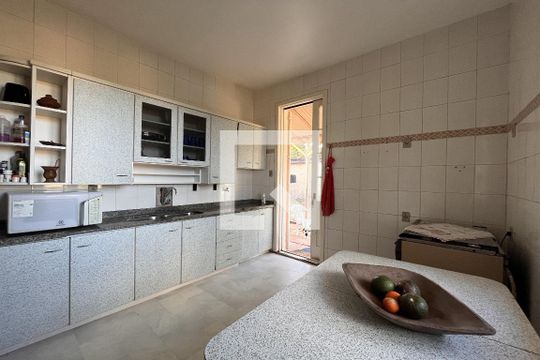 Cozinha de casa à venda com 4 quartos, 1950m² em Cristal, Porto Alegre