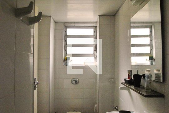 Banheiro de kitnet/studio para alugar com 1 quarto, 17m² em Centro Histórico, Porto Alegre