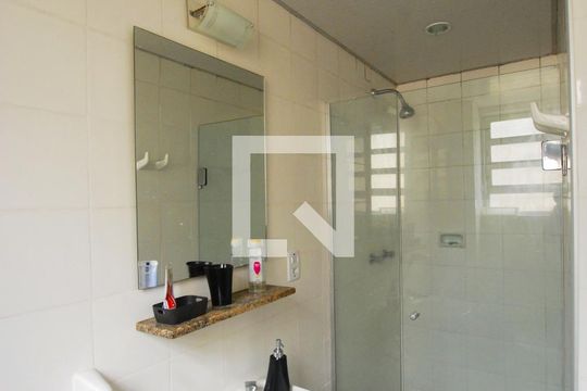 Banheiro de kitnet/studio para alugar com 1 quarto, 17m² em Centro Histórico, Porto Alegre