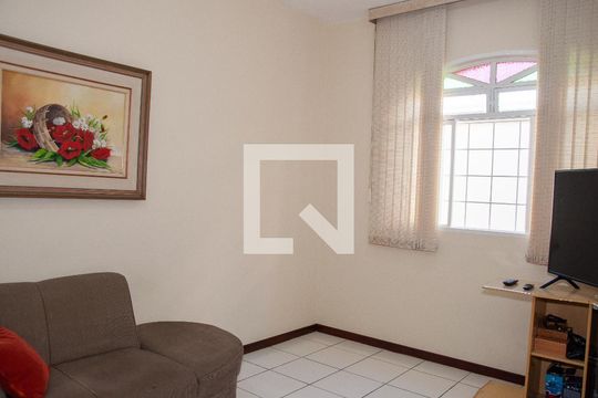 Sala de casa à venda com 2 quartos, 360m² em Bairro da Glória, Contagem