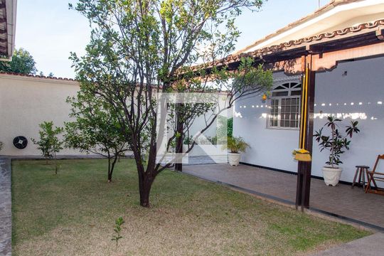 Área Externa de casa à venda com 2 quartos, 360m² em Bairro da Glória, Contagem