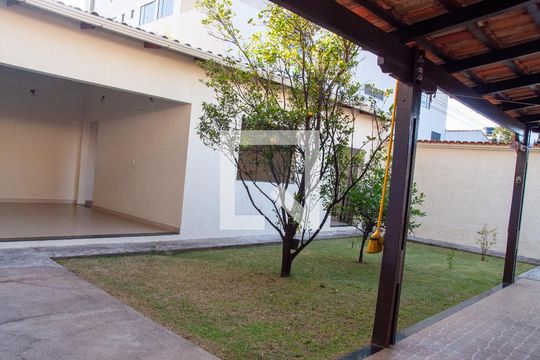Área Externa de casa à venda com 2 quartos, 360m² em Bairro da Glória, Contagem