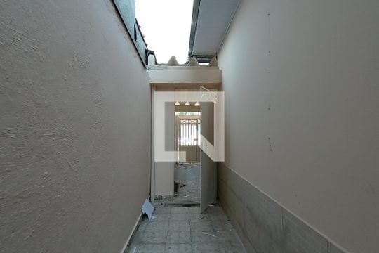 Corredor de casa para alugar com 2 quartos, 80m² em Parque Boturussu, São Paulo