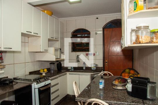 Cozinha de casa para alugar com 3 quartos, 268m² em Glória, Contagem