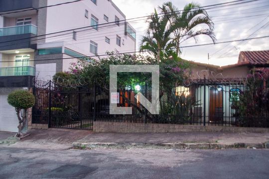 Fachada de casa para alugar com 3 quartos, 268m² em Glória, Contagem