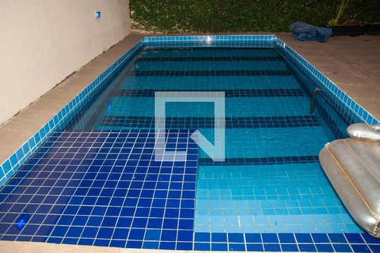Piscina de casa para alugar com 3 quartos, 268m² em Glória, Contagem