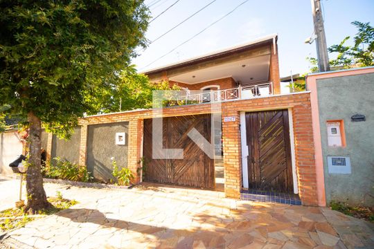 Fachada de casa à venda com 3 quartos, 270m² em Jardim Magnólia, Campinas