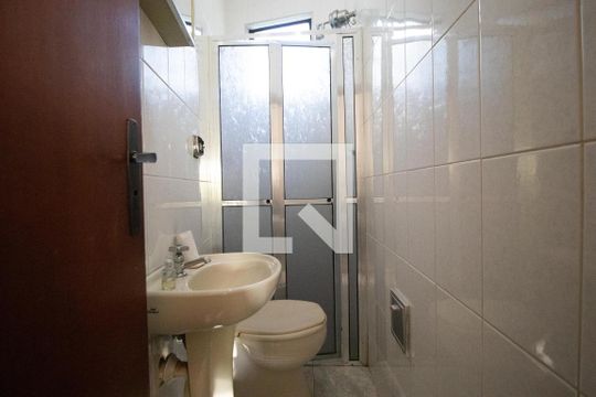 Banheiro de Serviço de casa à venda com 3 quartos, 270m² em Jardim Magnólia, Campinas