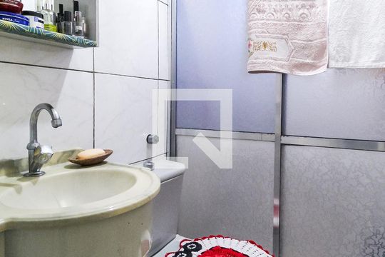 Banheiro de apartamento à venda com 2 quartos, 62m² em Rubem Berta, Porto Alegre