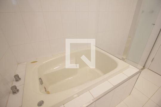Banheira de casa de condomínio à venda com 3 quartos, 300m² em Jardim Viana, São Paulo
