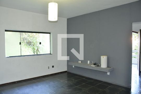 Sala de TV de casa para alugar com 4 quartos, 240m² em Muriqui, Niterói