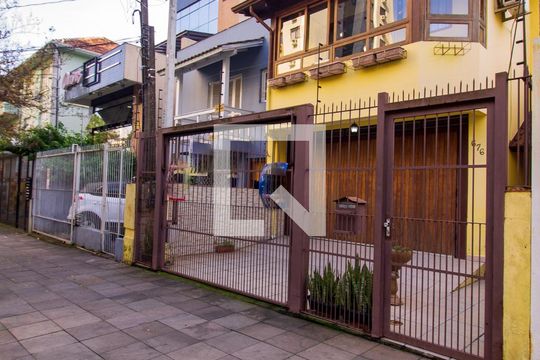 Fachada de casa à venda com 3 quartos, 360m² em Menino Deus, Porto Alegre