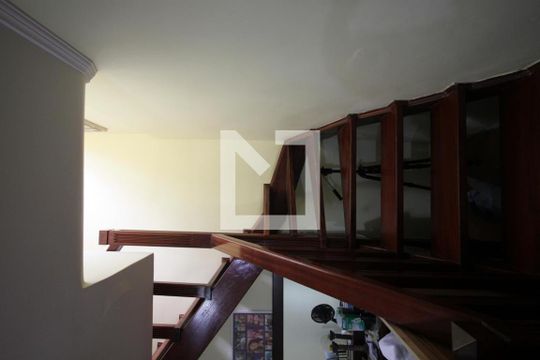 Escada de casa para alugar com 3 quartos, 240m² em Vila Anhangüera, São Paulo