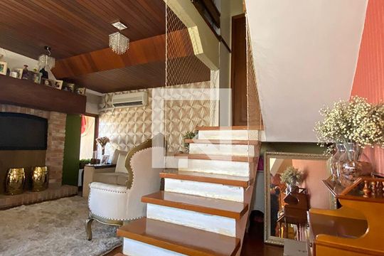 Escada de apartamento à venda com 2 quartos, 250m² em Centro, São Leopoldo