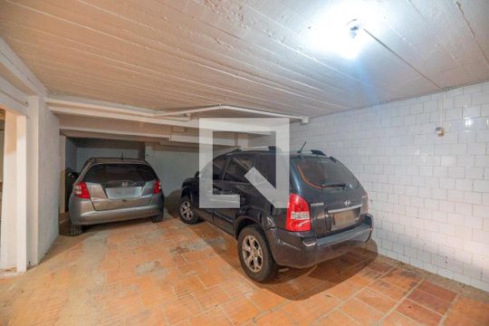 Garagem de casa à venda com 4 quartos, 350m² em Três Figueiras, Porto Alegre