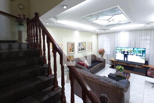 Escada  de casa à venda com 5 quartos, 404m² em Parque Renato Maia, Guarulhos