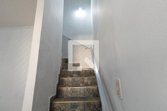 Escada de casa para alugar com 3 quartos, 200m² em Jardim Três Marias, São Paulo