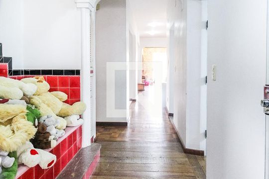 Corredor de casa para alugar com 4 quartos, 536m² em Rio Branco, Porto Alegre