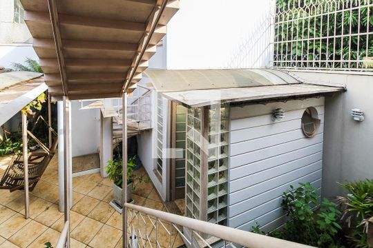 Quintal de casa para alugar com 4 quartos, 536m² em Rio Branco, Porto Alegre