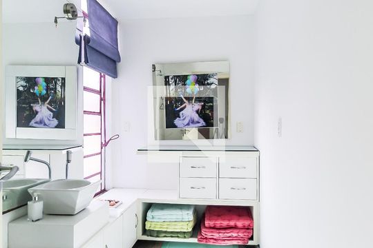 Banheiro 1 de casa para alugar com 4 quartos, 536m² em Rio Branco, Porto Alegre