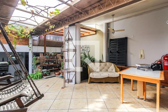 Quintal de casa para alugar com 4 quartos, 536m² em Rio Branco, Porto Alegre