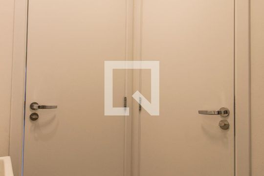 Banheiro da Suíte de kitnet/studio à venda com 1 quarto, 49m² em Alphaville Empresarial, Barueri