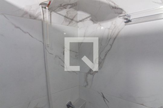 Banheiro de apartamento para alugar com 2 quartos, 55m² em Boa Vista, Curitiba
