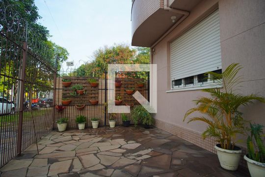 Fachada do Condomínio de apartamento para alugar com 2 quartos, 60m² em São João, Porto Alegre