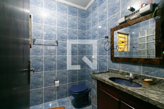 Banheiro /Suite  de casa à venda com 3 quartos, 630m² em Vila Carmosina, São Paulo