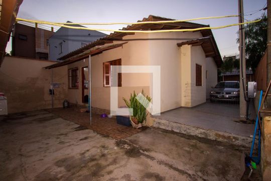 Área Externa de casa à venda com 3 quartos, 270m² em Vila Nova, Porto Alegre