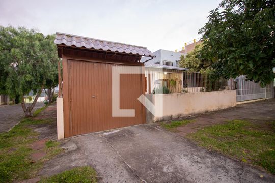 Fachada de casa à venda com 3 quartos, 270m² em Vila Nova, Porto Alegre