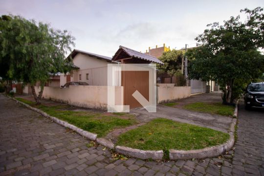 Fachada de casa à venda com 3 quartos, 270m² em Vila Nova, Porto Alegre