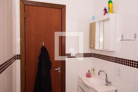 Banheiro de casa à venda com 3 quartos, 270m² em Vila Nova, Porto Alegre
