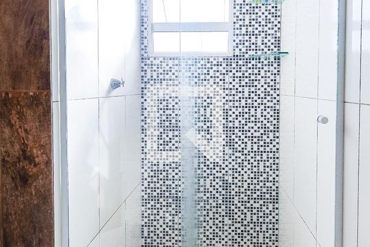 Banheiro de apartamento à venda com 2 quartos, 45m² em Rubem Berta, Porto Alegre