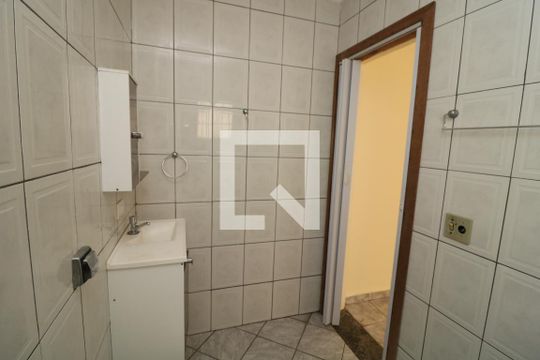 Banheiro Social de casa para alugar com 2 quartos, 70m² em Vila Alpina, São Paulo