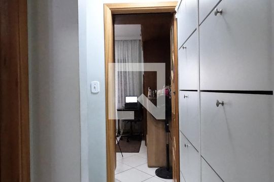Corredor de casa à venda com 2 quartos, 87m² em Jardim Santa Mena, Guarulhos