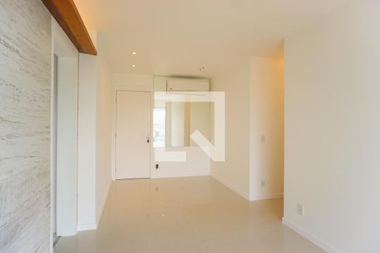Sala de apartamento para alugar com 2 quartos, 80m² em Barra da Tijuca, Rio de Janeiro