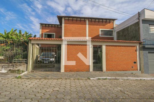 Fachada de casa para alugar com 5 quartos, 250m² em Vila Carrão, São Paulo
