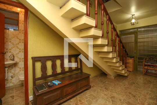 Escadas de casa para alugar com 5 quartos, 250m² em Vila Carrão, São Paulo
