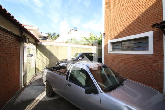 Garagem de casa para alugar com 5 quartos, 250m² em Vila Carrão, São Paulo