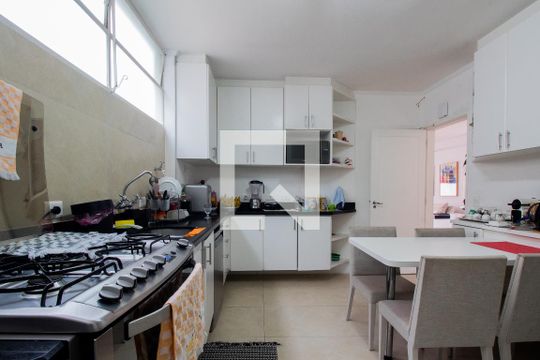 Cozinha de apartamento para alugar com 3 quartos, 218m² em Cerqueira César, São Paulo